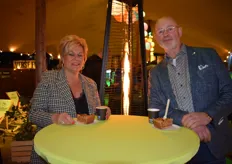 Riny en Angelique Van Kessel uit Nuenen genieten van appeltaart en koffie
